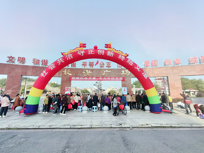 12月1日,在融安县长安广场拍摄的“世界艾滋病日”宣传活动现场。_副本.jpg