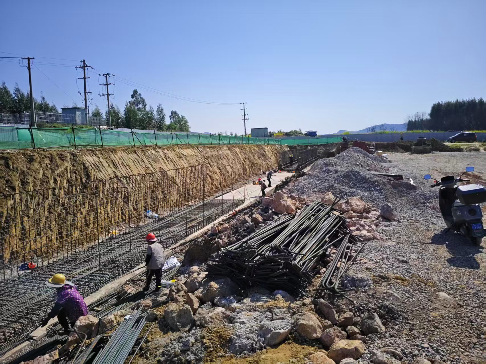 图 融安县河西片区排水管网集中提升工程(余家寨至安泰路至新隘路段)复工现场.jpg