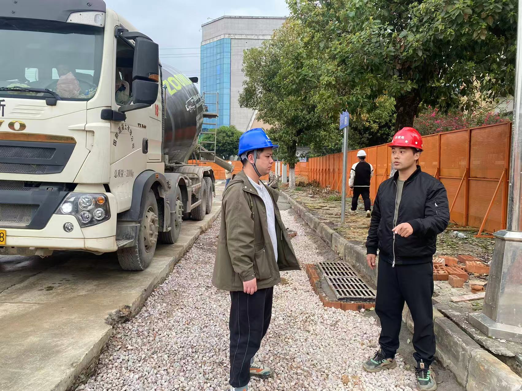 图 融安县住房和城乡建设局工作人员(右一)正在巡查市政工程在建工地施工情况.jpg