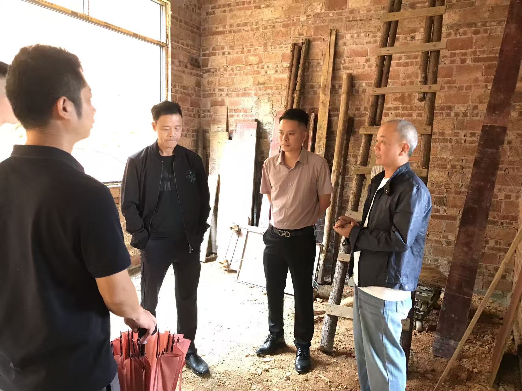 图 9月4日,融安县住房和城乡建设局龙晓华副局长(右一)带队到大将镇开展农村危房改造工程实地监督检查.jpg