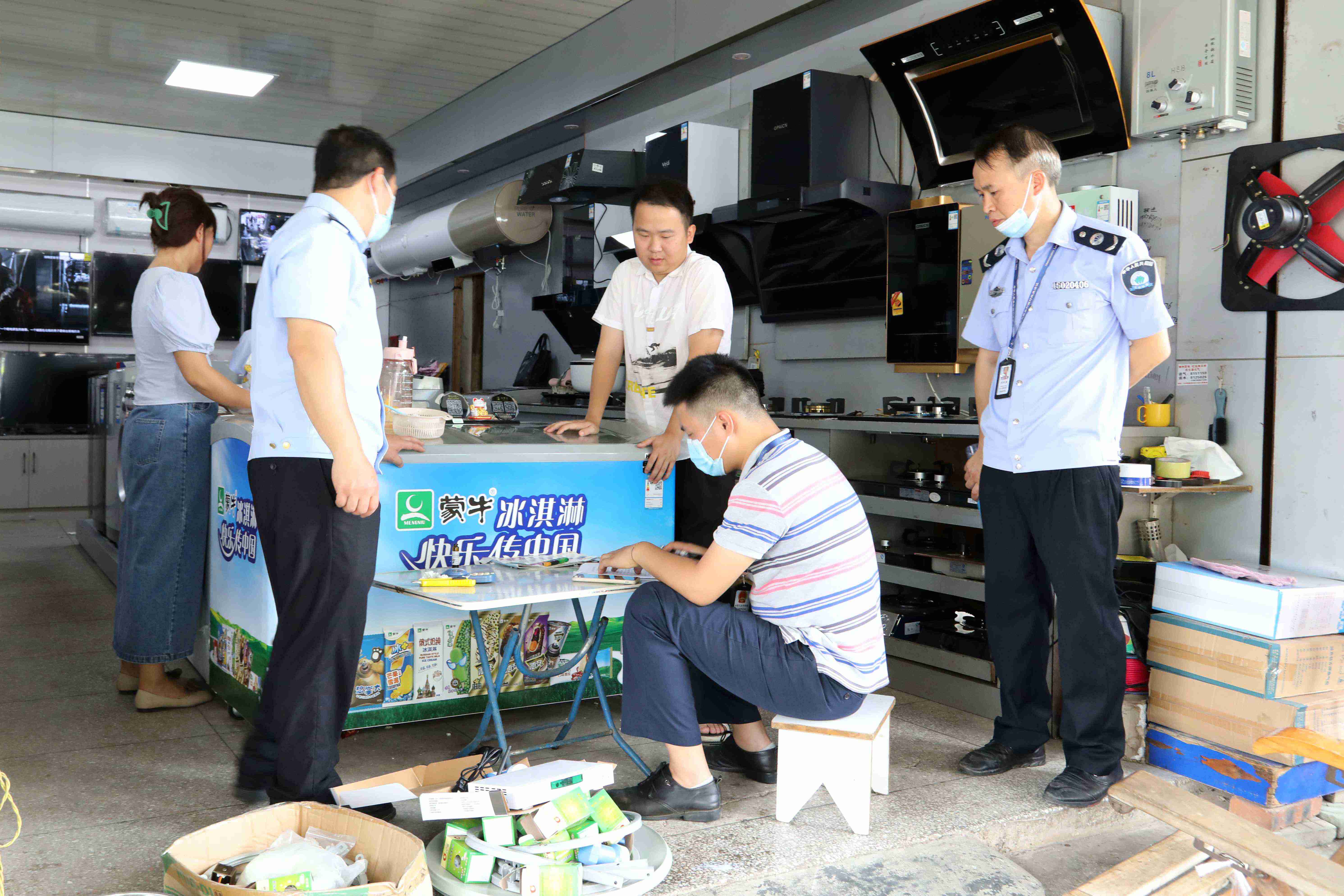 多部门联合行动开展全县地卫设施专项整治4。(梁慧 摄).jpg