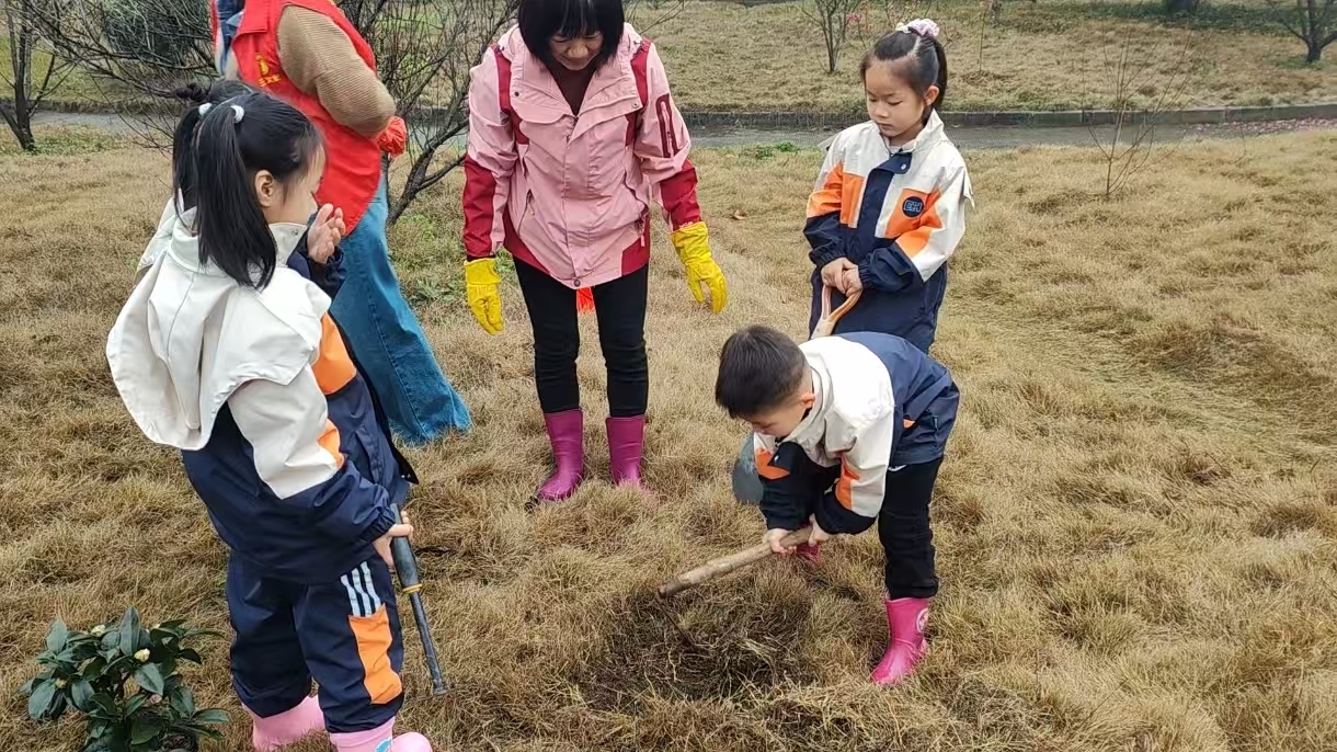 图2:浮石镇中心幼儿园植树节活动现场.jpg