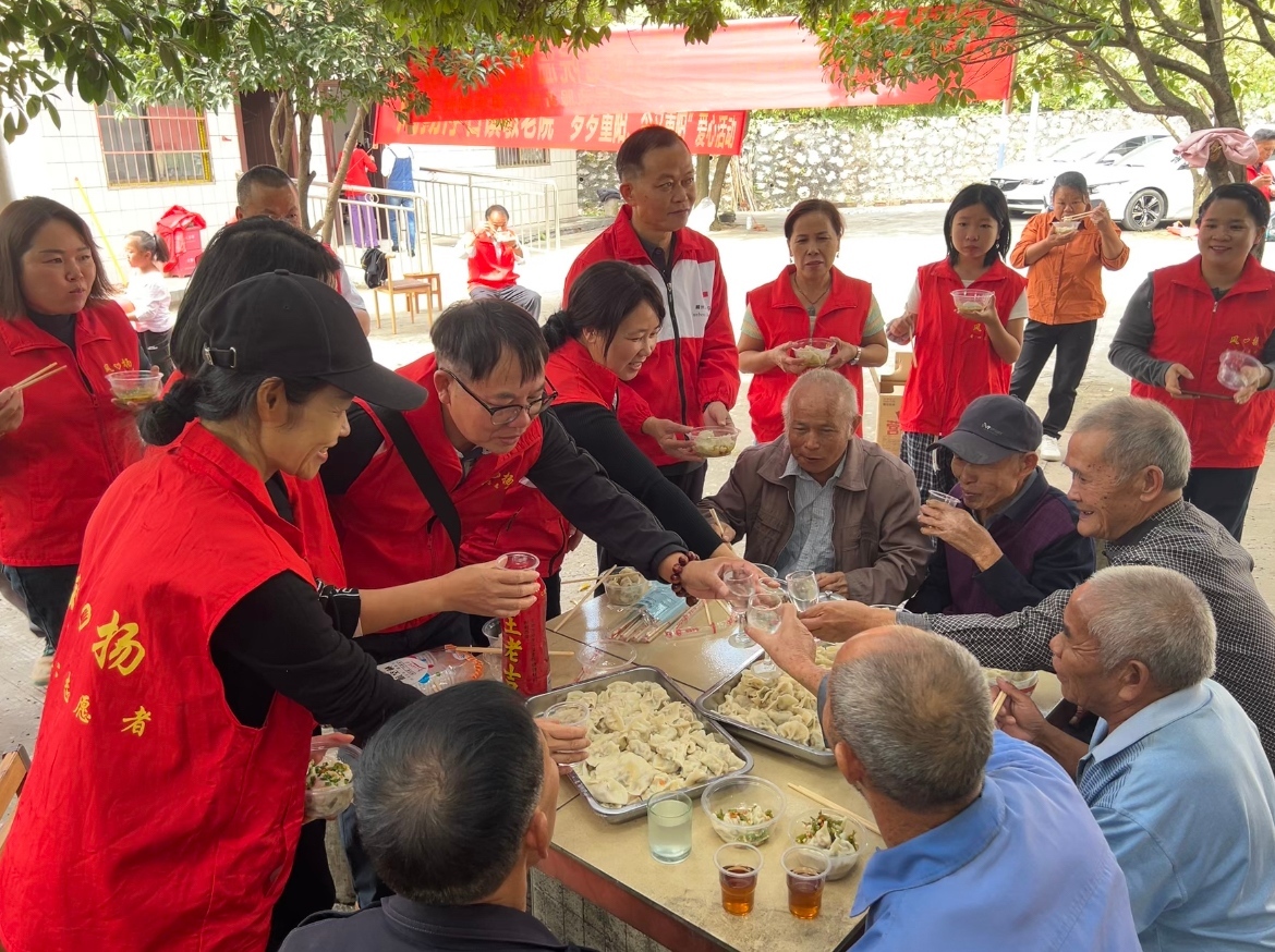 图1:10月25日,浮石镇“饺暖重阳·共话家常”重阳活动现场.jpg