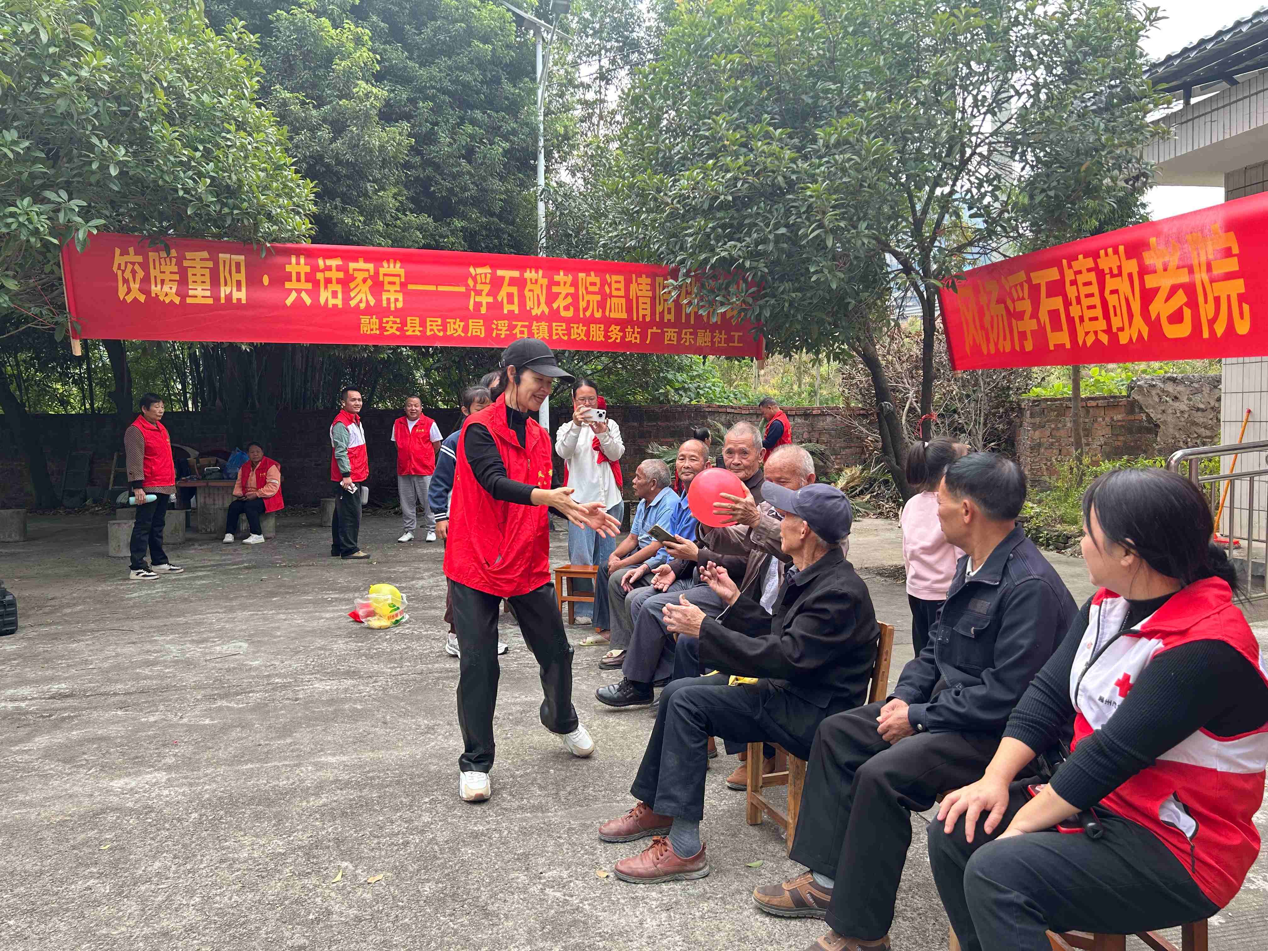 图3:10月25日,浮石镇“饺暖重阳·共话家常”重阳活动现场,志愿者们为老人准备了精彩的表演和趣味游戏.jpg