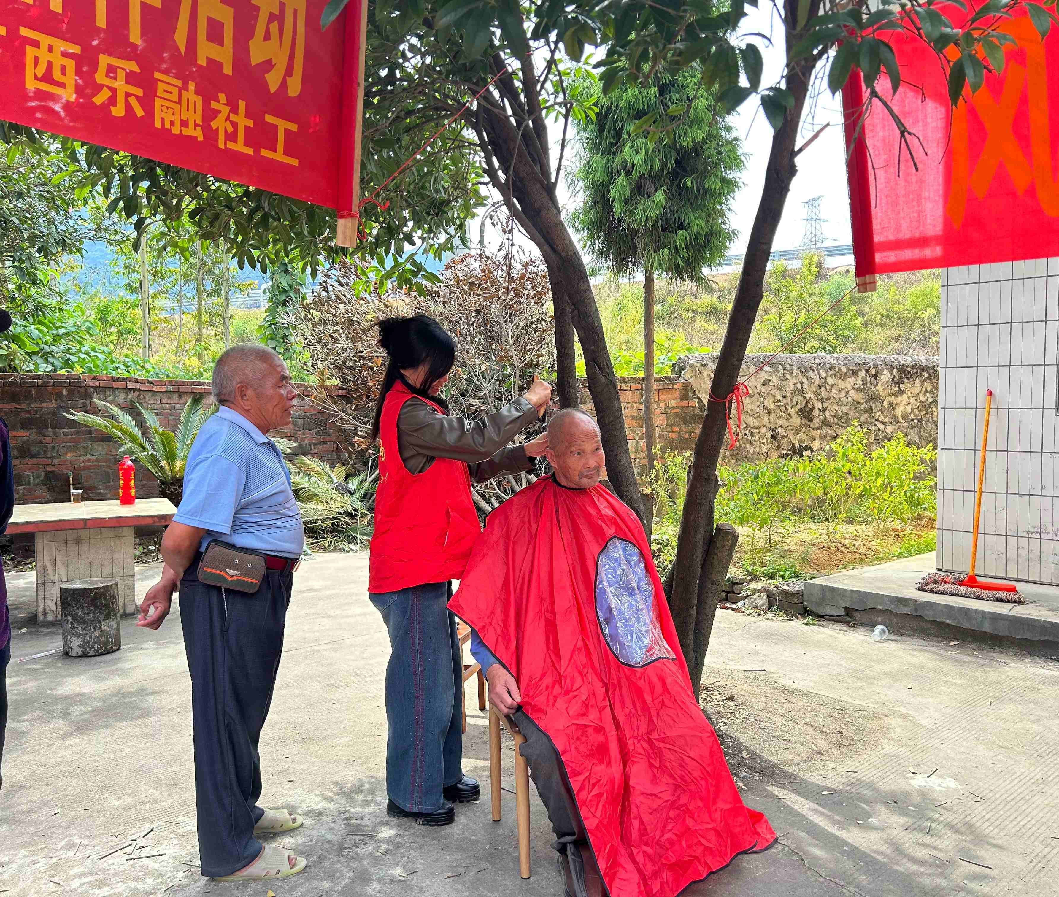 图6:10月25日,浮石镇“饺暖重阳·共话家常”重阳活动现场,志愿者为老人剪头发.jpg