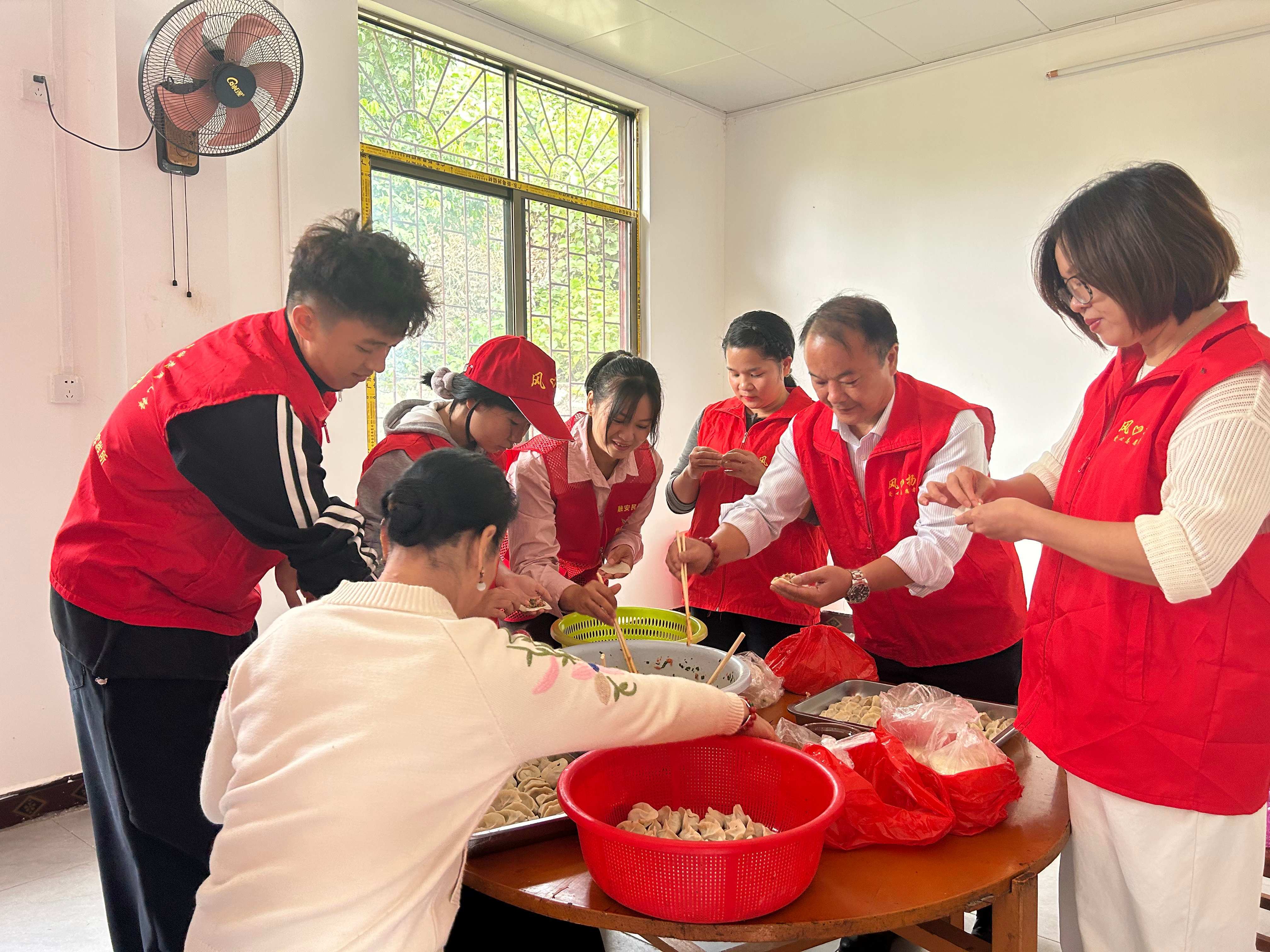 图7:10月25日,浮石镇“饺暖重阳·共话家常”重阳活动现场,志愿者们为老人包饺子.jpg
