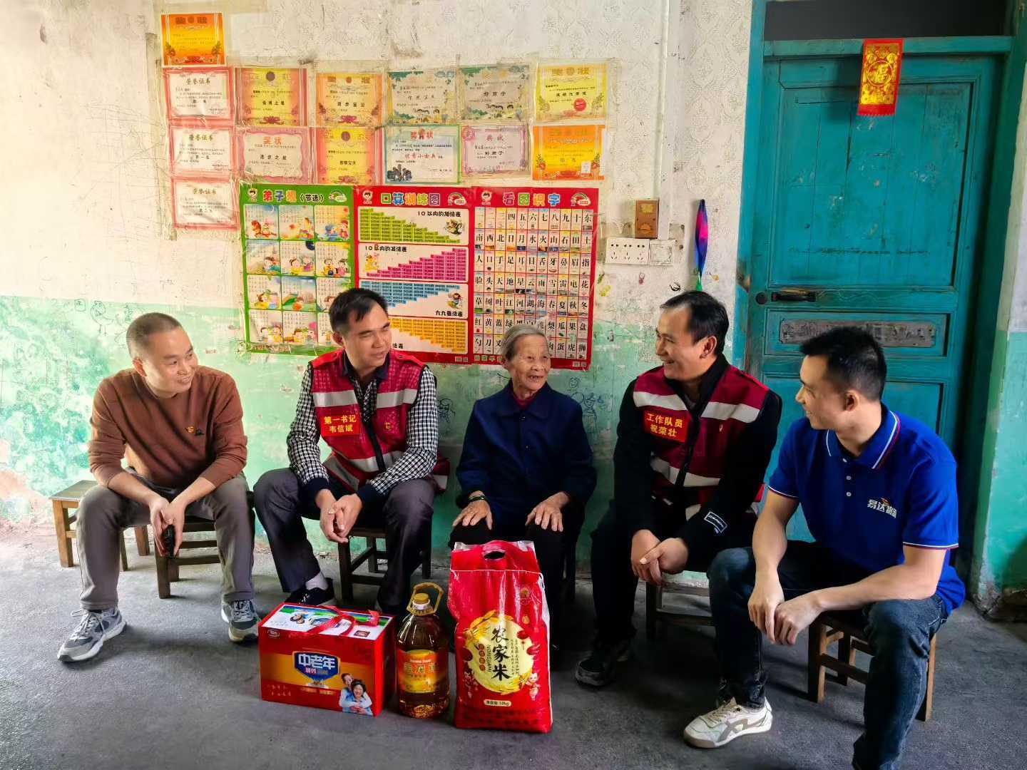 图6:10月29日,泉头村干部和驻村工作队入户走访年迈及行动不便的老人.jpg