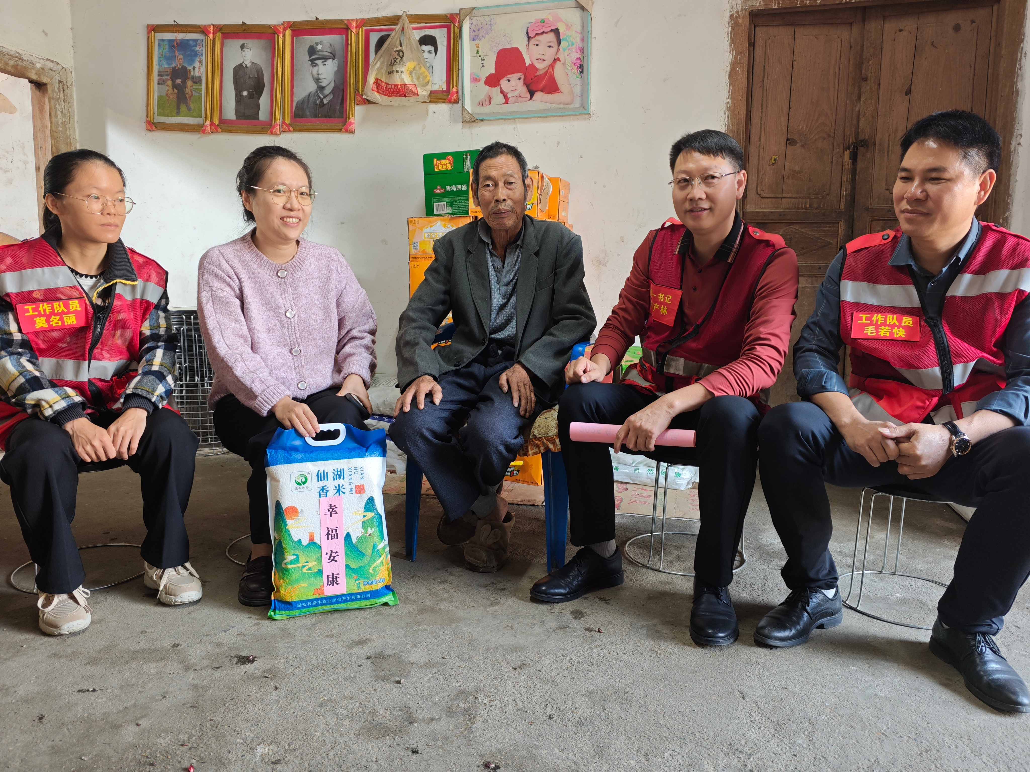 图13:10月29日,谏村村干部和驻村工作队入户走访年迈及行动不便的老人.jpg