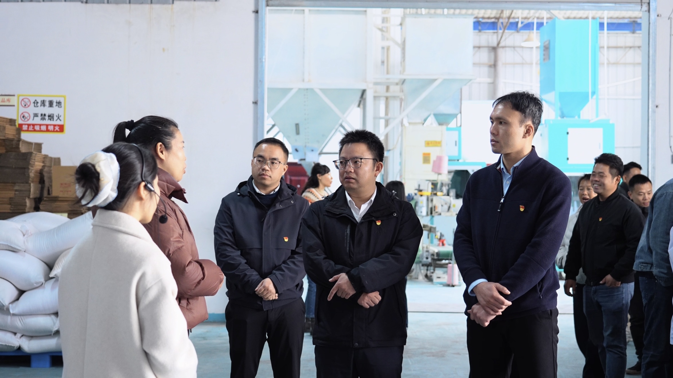 图3:12月4日,党员们在中渡镇马安村李记大米加工厂实地调研.jpg