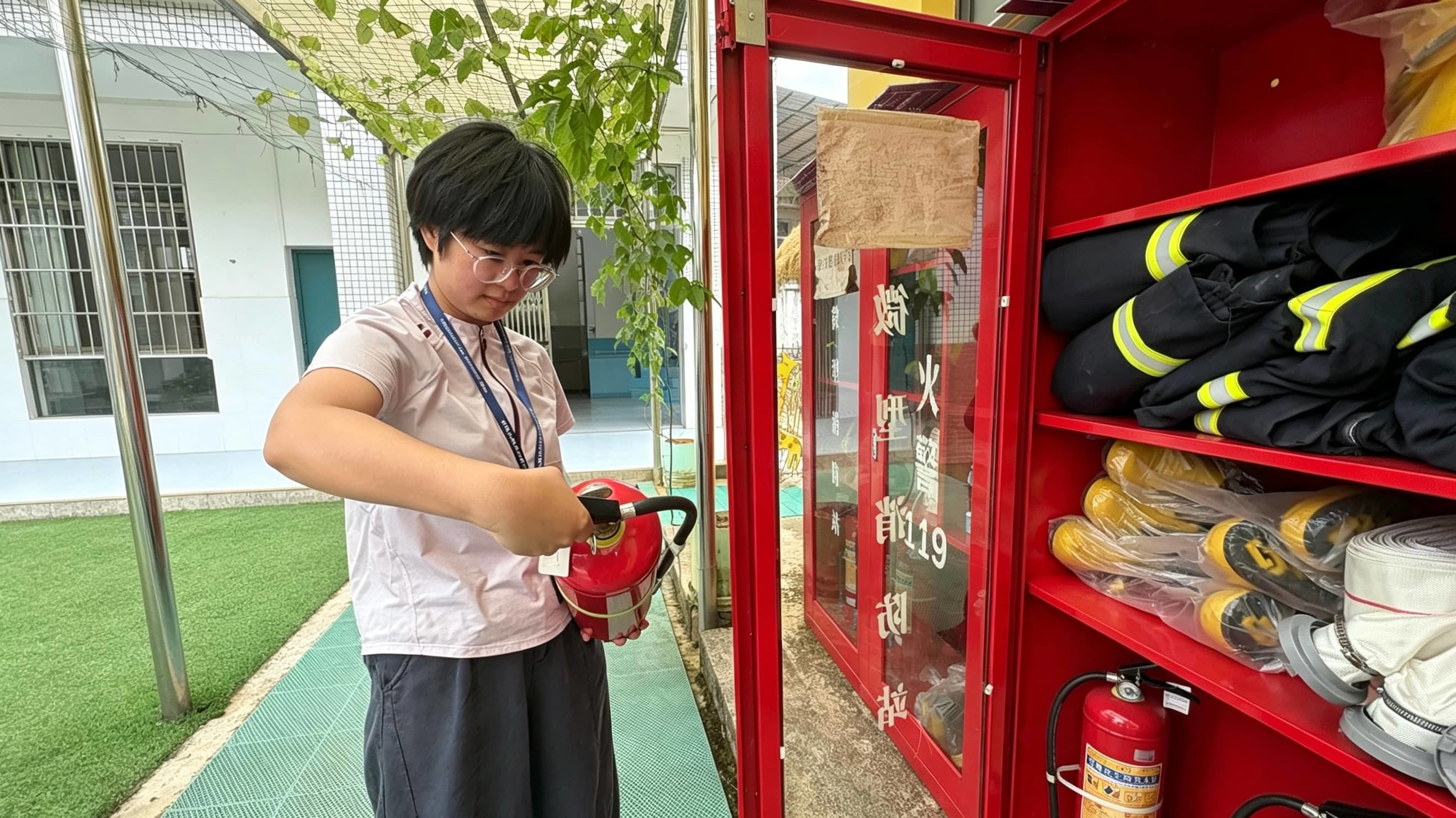 压缩后 沙子乡专项检查组对沙子乡幼儿园的消防安全设施进行检查。(1).jpg