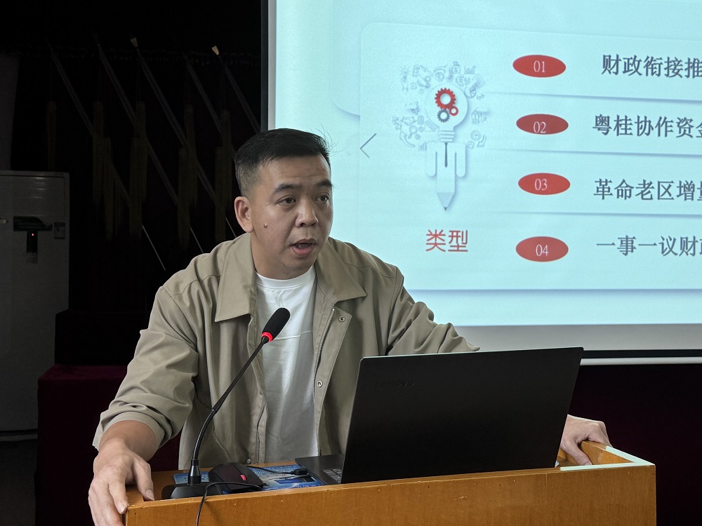 图2:4月1日上午,浮石镇早间小课堂现场,镇财政所所长吴彬峰正在讲课.jpg